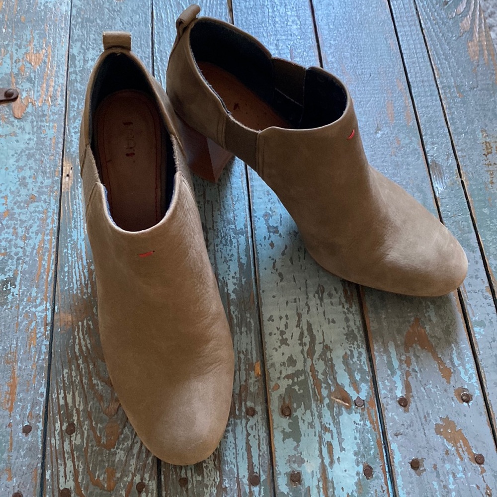 ED ELLEN DEGENERES MAHONEY LIGHT BROWN SUEDE BOOTIES SIZE 12